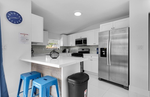 Driftwood Casa | Modern Getaway 4BRs House with Pool and Game Room