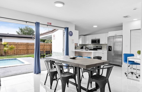 Driftwood Casa | Modern Getaway 4BRs House with Pool and Game Room