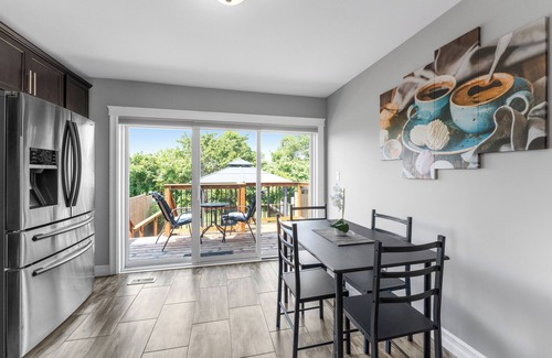 Amherstburg Casa | Modern Getaway In Amherstburg | Wine, Style & Relaxation