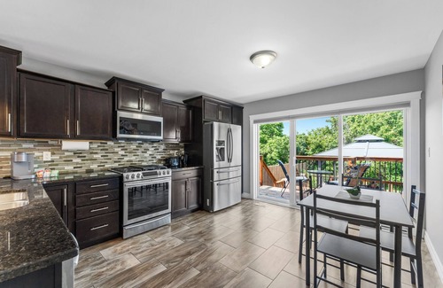 Amherstburg Casa | Modern Getaway In Amherstburg | Wine, Style & Relaxation