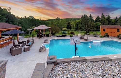 Dalton Casa | Modern Getaway w/ POOL & HOT TUB and AMAZING VIEWS