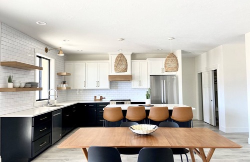 Desert Aire Casa | Modern Getaway with Community Pool near Golf, Boating & Gorge Concerts!
