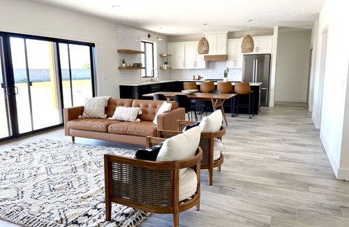 Desert Aire Casa | Modern Getaway with Community Pool near Golf, Boating & Gorge Concerts!