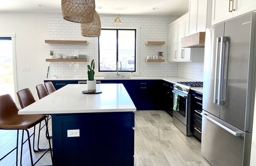 Desert Aire Casa | Modern Getaway with Community Pool near Golf, Boating & Gorge Concerts!