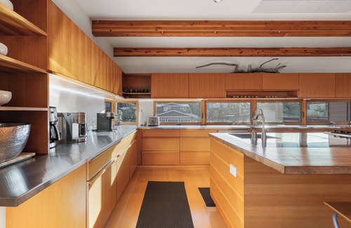 Alyeska Casa | Modern Girdwood House w/ Hot Tub, Sauna, and Fire Place