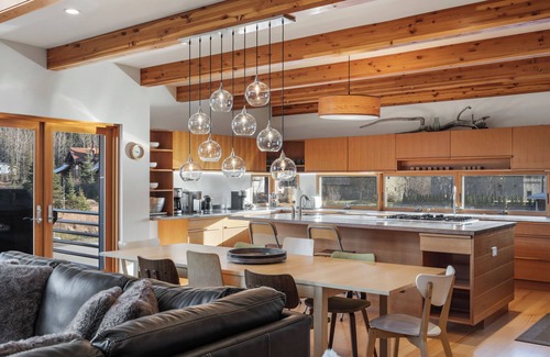 Alyeska Casa | Modern Girdwood House w/ Hot Tub, Sauna, and Fire Place