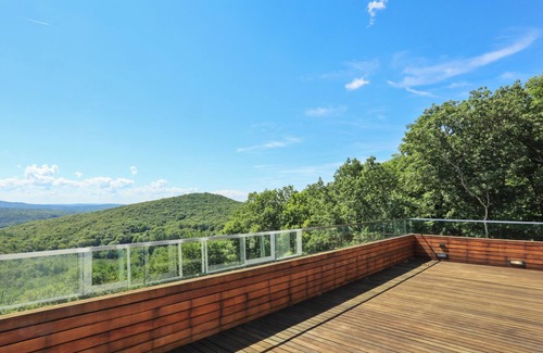 Putnam Valley Casa | Modern glass home on a private Mountain. Wonderful for families or group retreat