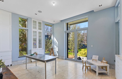 Putnam Valley Casa | Modern glass home on a private Mountain. Wonderful for families or group retreat