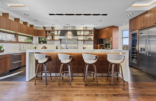 Putnam Valley Casa | Modern glass home on a private Mountain. Wonderful for families or group retreat