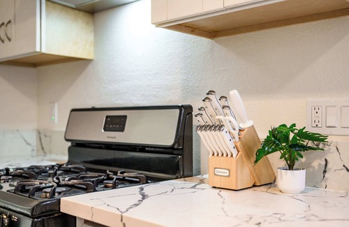 Charter Oak Casa | Modern Glendora Retreat Family Getaway Near Cal Poly & Mt. SAC