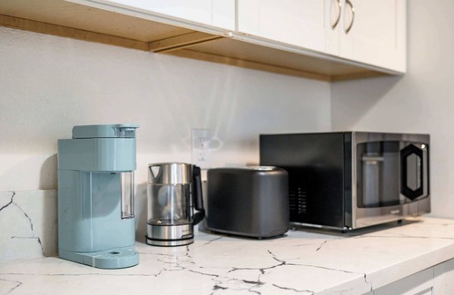 Charter Oak Casa | Modern Glendora Retreat Family Getaway Near Cal Poly & Mt. SAC