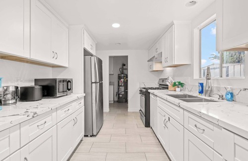 Charter Oak Casa | Modern Glendora Retreat Family Getaway Near Cal Poly & Mt. SAC