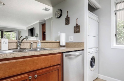 Acme Condominio | Modern Golfview Condo near the Grand Traverse Bay