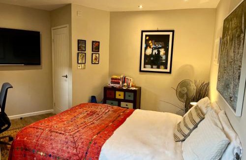 Cambridge Casa | Modern, Gr Floor 1 bed, bathroom, garden & private entry with Free Parking