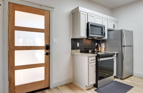 Graford Cabina | Modern Graford Cabin: Walk to Possum Kingdom Lake!