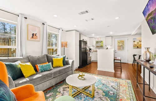 Mid City South Casa | Modern Grande Home! 3BR 2 Kitchens! Fenced Yard!