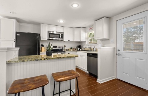 Mid City South Casa | Modern Grande Home! 3BR 2 Kitchens! Fenced Yard!