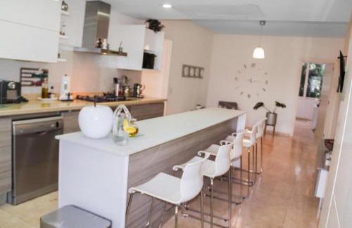 Shaba Apartamento | Modern Ground Level, 4 BR condo