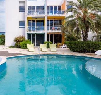 Shaba Apartamento | Modern Ground Level Condo, 2 bedrooms, Direct pool access