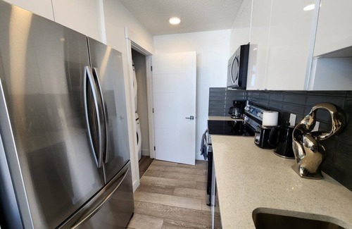 Southeast Calgary Condominio | Modern Ground-Level Condo, Private Entrance, Walk to Shops, YMCA, Sleeps 4