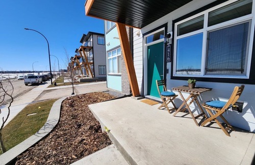 Southeast Calgary Condominio | Modern Ground-Level Condo, Private Entrance, Walk to Shops, YMCA, Sleeps 4