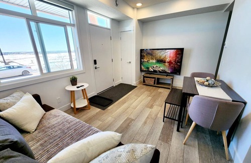 Southeast Calgary Condominio | Modern Ground-Level Condo, Private Entrance, Walk to Shops, YMCA, Sleeps 4