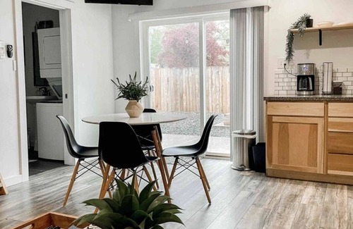 Medford Apartamento | Modern Guest House w/ Private Hot Tub, Loft & Fenced Yard near Jacksonville