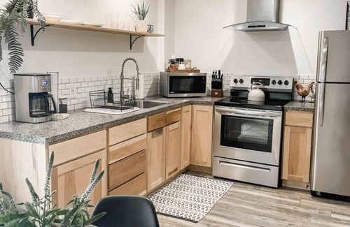Medford Apartamento | Modern Guest House w/ Private Hot Tub, Loft & Fenced Yard near Jacksonville