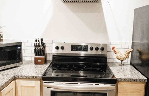 Medford Apartamento | Modern Guest House w/ Private Hot Tub, Loft & Fenced Yard near Jacksonville