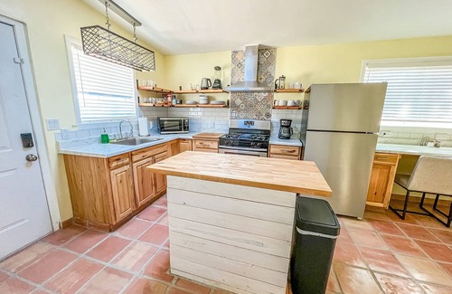 Casas Adobes Estates Casa | Modern Guesthouse Da Vinci with a Pool & Mountain Views