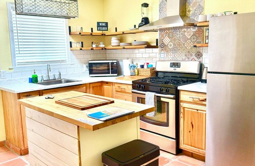 Casas Adobes Estates Casa | Modern Guesthouse Da Vinci with a Pool & Mountain Views