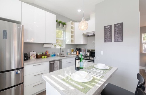 Centennial Cabaña | 🌼Modern guesthouse w private patio and ♨️ hot tub