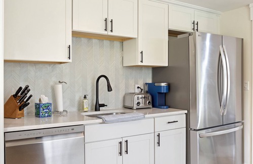 Town of Southampton Casa | Modern Hamptons Getaway: 5 minutes to the Beach and Restaurants!