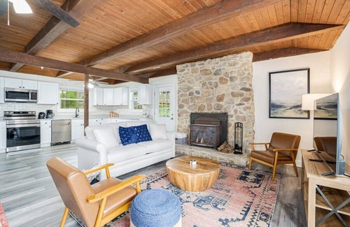 Kabletown Chalet De Esquí | Modern Harpers Ferry Cabin w Hot Tub, Deck, WiFi!