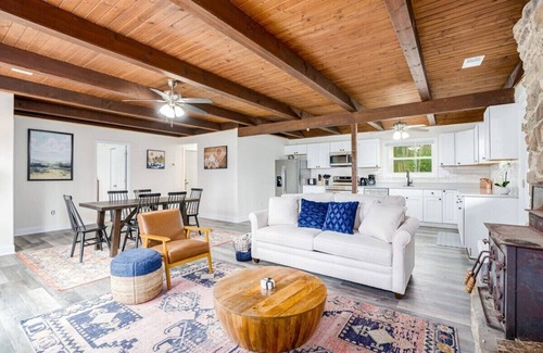 Kabletown Chalet De Esquí | Modern Harpers Ferry Cabin w Hot Tub, Deck, WiFi!
