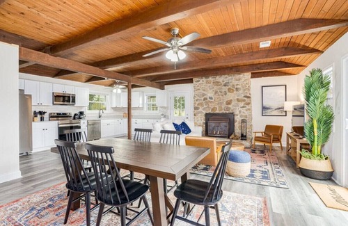 Kabletown Chalet De Esquí | Modern Harpers Ferry Cabin w Hot Tub, Deck, WiFi!