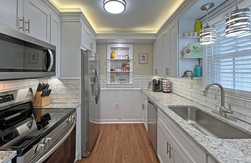 Hickory Condominio | Modern Hickory Hideaway