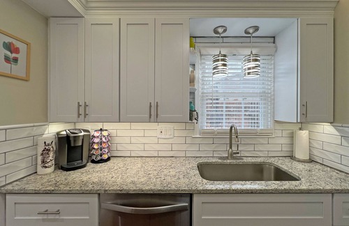 Hickory Condominio | Modern Hickory Hideaway