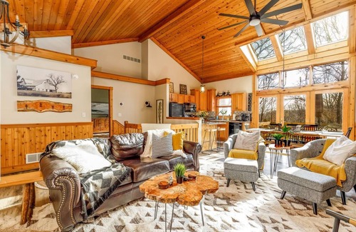 The Galena Territory Cabina | Modern Hideaway Hot tub Great for large groups!