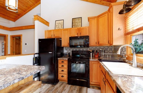 The Galena Territory Cabina | Modern Hideaway Hot tub Great for large groups!