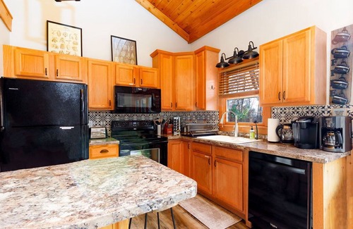 The Galena Territory Cabina | Modern Hideaway Hot tub Great for large groups!