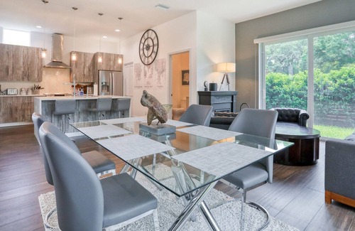 Riverside Heights Casa | Modern hideaway with rooftop deck, firepit, game room, enclosed yard & WiFi