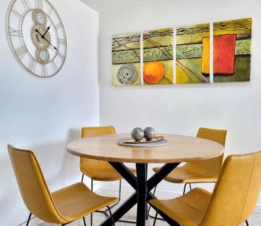 Sabaneta Apartamento | Modern High-Rise 2/2 Apartment with City View.