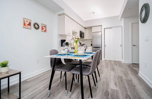Kitchener Apartamento | Modern High-Rise 24th Floor Condo w Private Patio