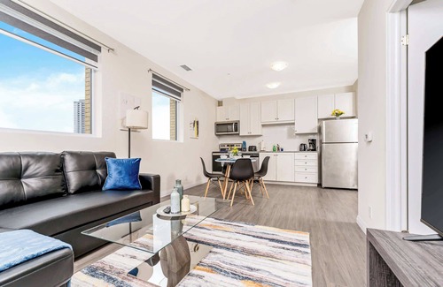 Kitchener Condominio | Modern High Rise Condo w Private Patio—Downtown