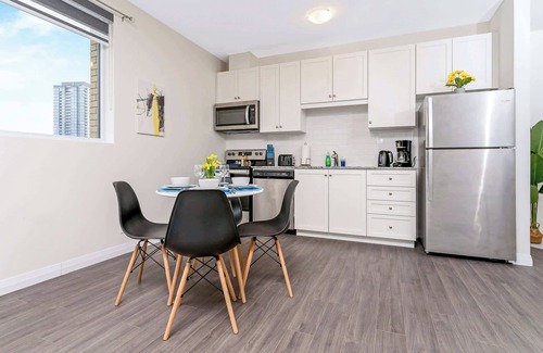 Kitchener Condominio | Modern High Rise Condo w Private Patio—Downtown