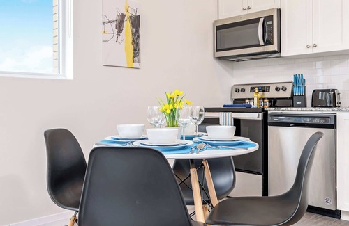 Kitchener Condominio | Modern High Rise Condo w Private Patio—Downtown