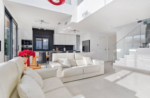 Los Cuarteros Villa | Villa moderna y lujosa cerca de la playa, 10 personas, piscina privada con spa y excelente anfitrión.