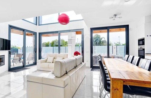 Los Cuarteros Villa | Villa moderna y lujosa cerca de la playa, 10 personas, piscina privada con spa y excelente anfitrión.