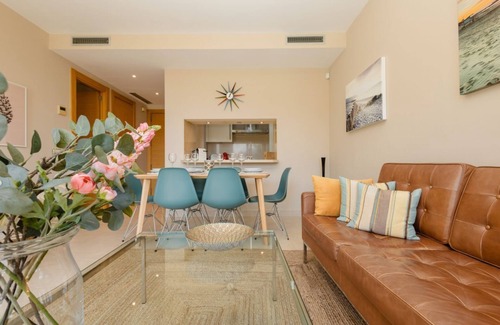 Marbella Apartamento | Moderno apartamento vacacional con increíbles vistas al mar con spa y gimnasio